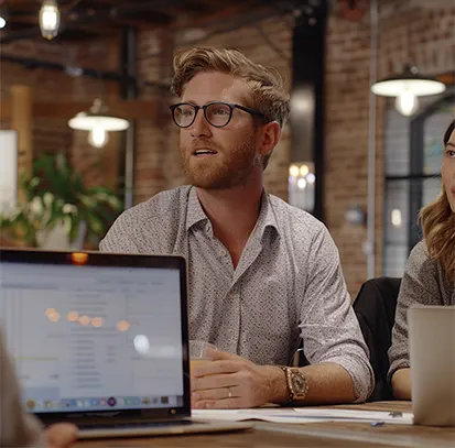 A startup founder discussing fiscal strategy and cash flow management with a virtual financial controller in a modern office.